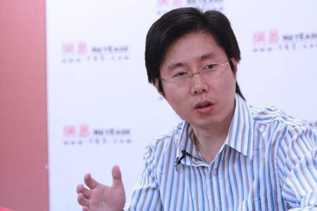 　　网易有道所在的创业大厦躲在清华科技园最西北角，隔条小径就是谷歌中国的大楼，再往远一点是搜狐。周枫和所有同事坐在大平台上一起办公。  　　周枫是个不折不扣的技术男，但几乎是与生俱来的好奇心，和推动以技术改变世界的情怀，让他一步步走到现在，谋划未来。  　　1996年，来自于江南灵秀之城无锡的周枫，来到北京的五道口，进入清华大学计算机专业学习。与他当时隔壁宿舍的有位同学，如今恰好也在网易有道所在的清华科技园另一座写字楼里，那个人叫王小川，搜狗公司CEO。事实上，这届学生对中国互联网行业颇有影响，除了王小川，还有前盛大边锋总裁、现啪啪应用创始人许朝军，Google中国的第一任技术总监、浪淘金创始人周杰，团八百创始人胡琛等。
